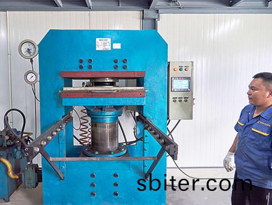 the 4 sets of 490KN vulcanizing machines Nantong Xinchang Vibration Absorber Co.purchased installed and tested completed. The machines produced S-10 DN32-DN300 rubber joints passed inspection.
