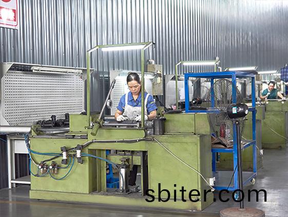 2017年6月自动配料系统调试、55升密炼机带上辅机炼胶流水线、胶料冷却系统调试结束。