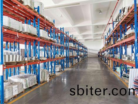 宽敞的法兰仓库